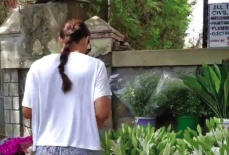 malaika arora buyed flower bouquet stall roadside