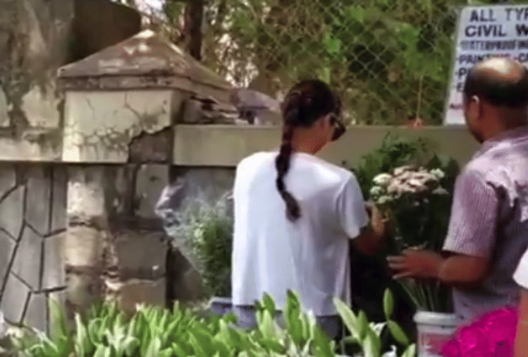 malaika arora buyed flower bouquet stall roadside