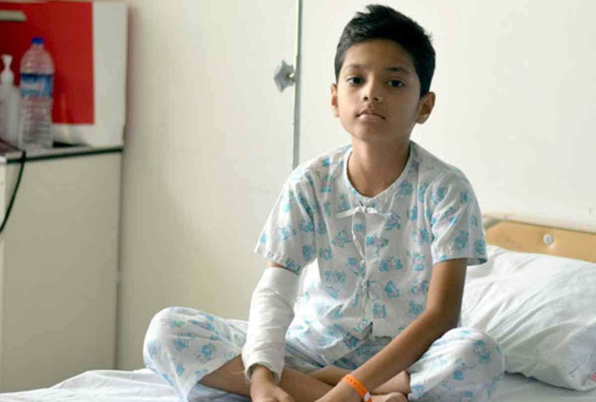 hina khan helps a 10 year old cancer patient child