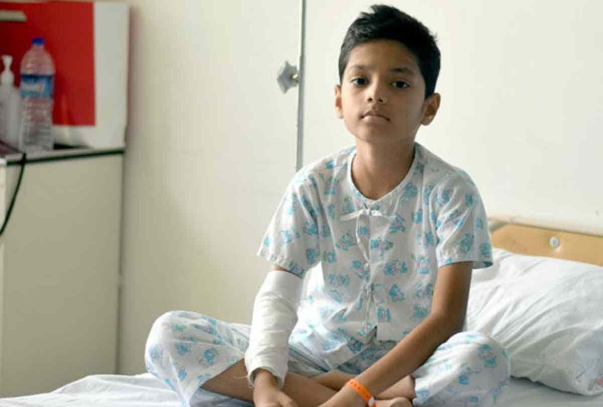 hina khan helps a 10 year old cancer patient child
