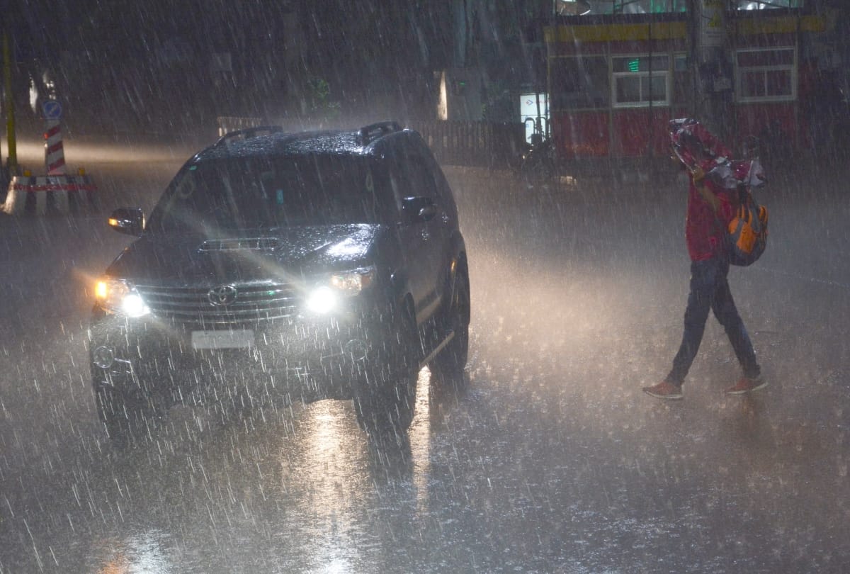 rain and dust storm in lucknow