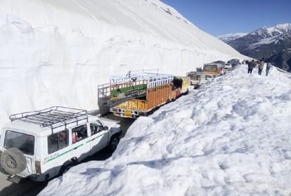 traffic jam in rohtang is becoming big problem of tourist