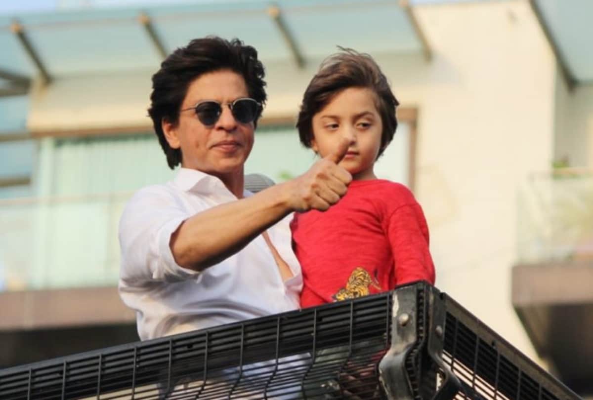 shah rukh khan get upon his car to wave to his fans