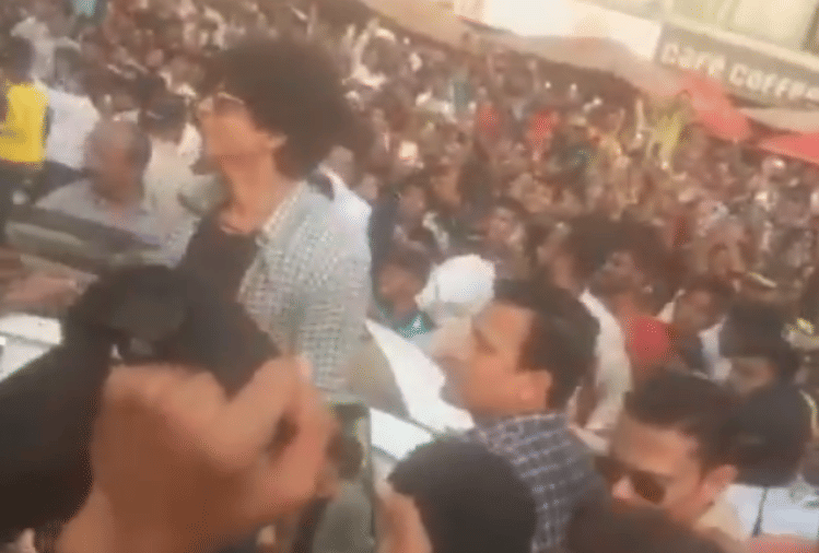 shah rukh khan get upon his car to wave to his fans