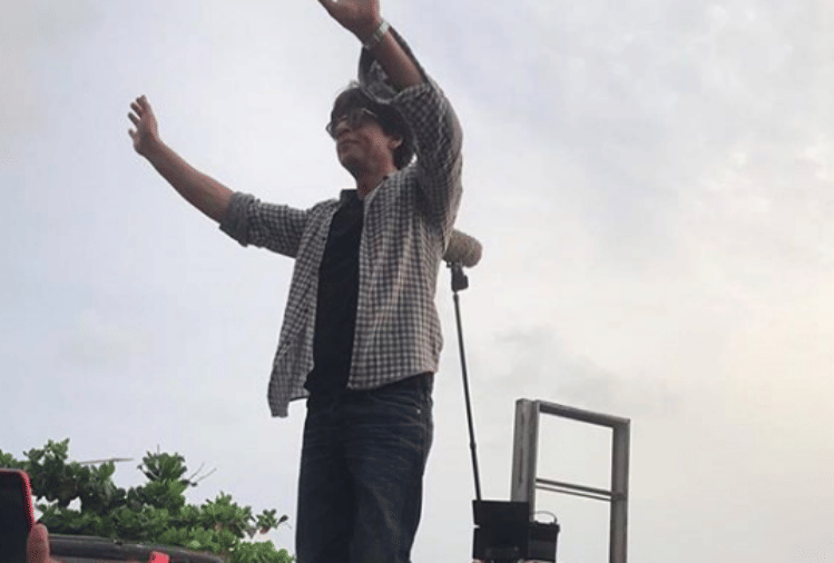 shah rukh khan get upon his car to wave to his fans