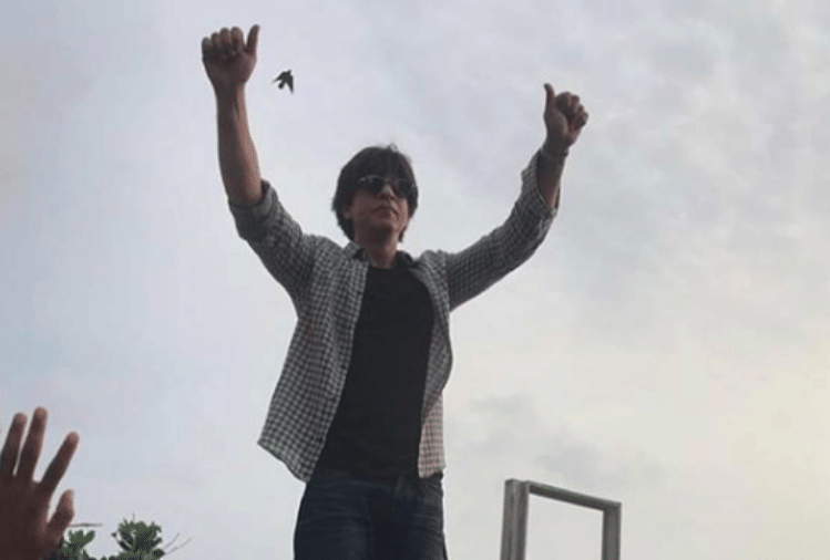 shah rukh khan get upon his car to wave to his fans