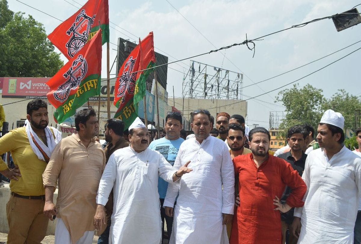 nagar nigam removed dholpur house board samajwadi party leader protest