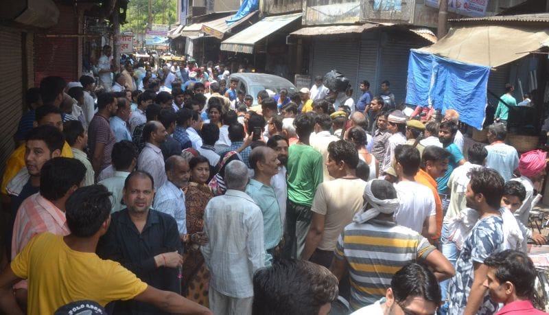 आरोपियों की गिरफ्तारी को लेकर सड़कों पर उतरे व्यापारी
