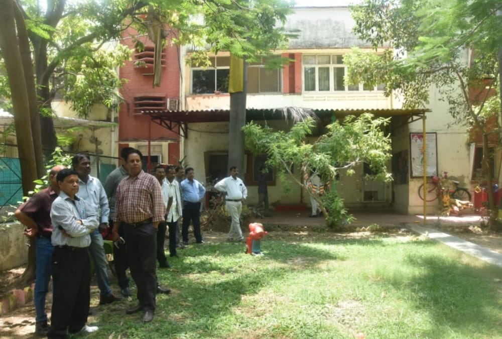 akhilesh yadav's close aide vacate his government house.