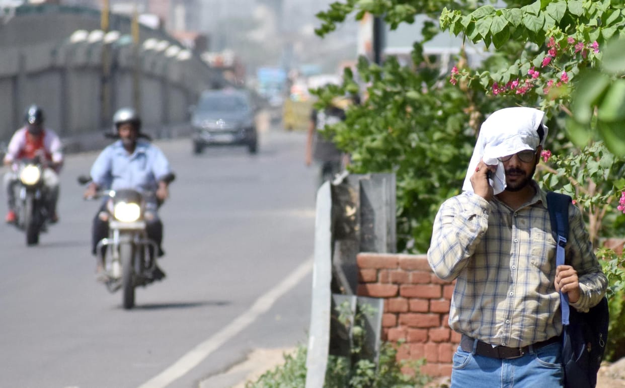 wether eas too heat in gurugram, its sunstrok