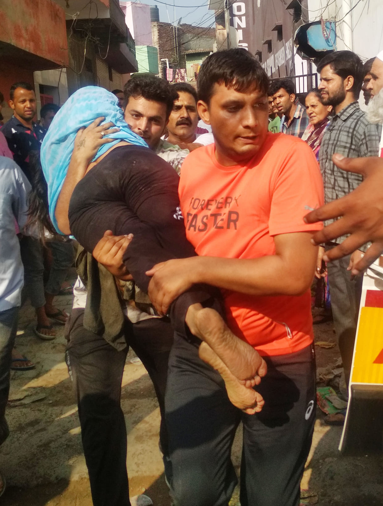 fire in cloth showroom, 3 dead