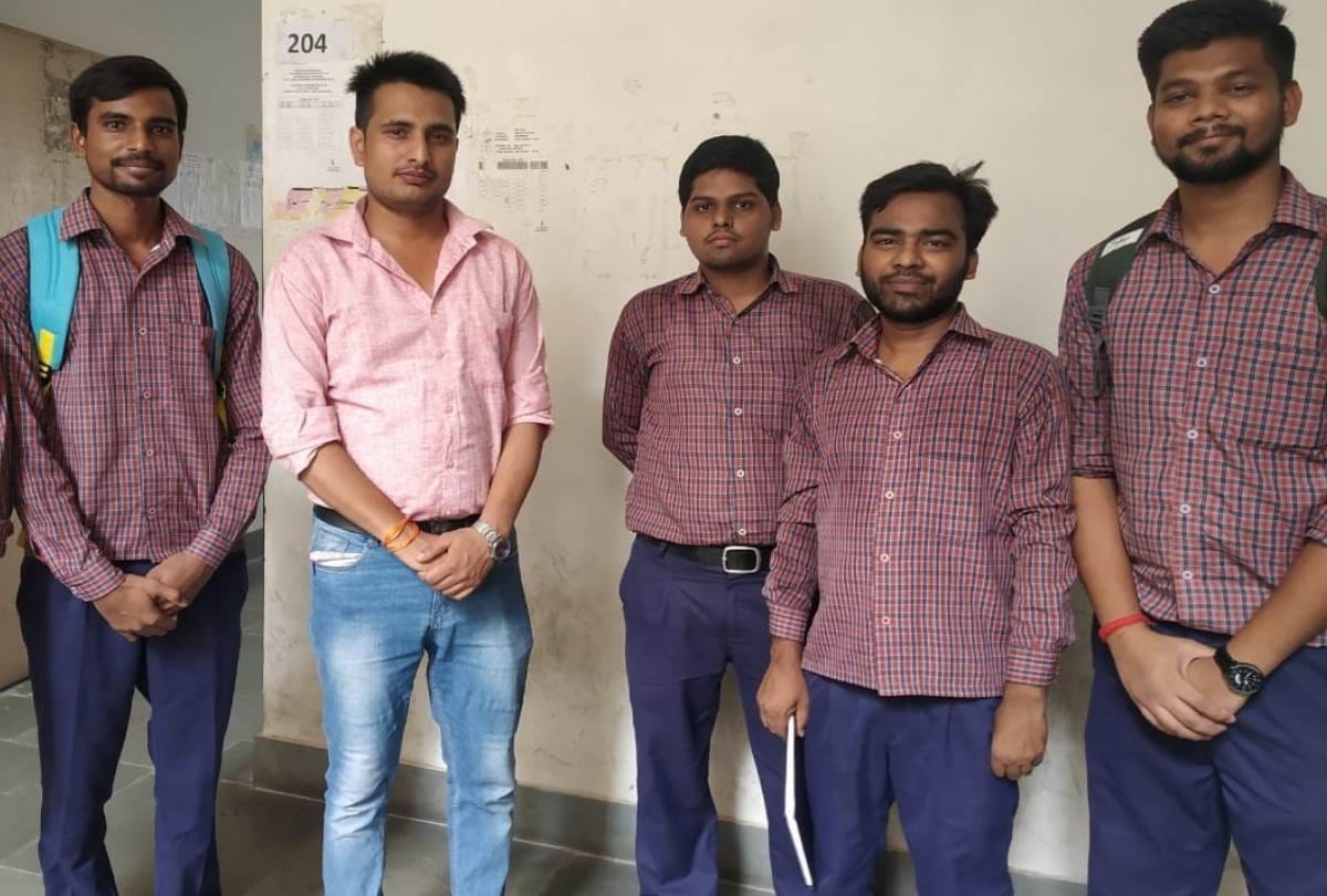 B.Tech students made remote hydraulic Jack