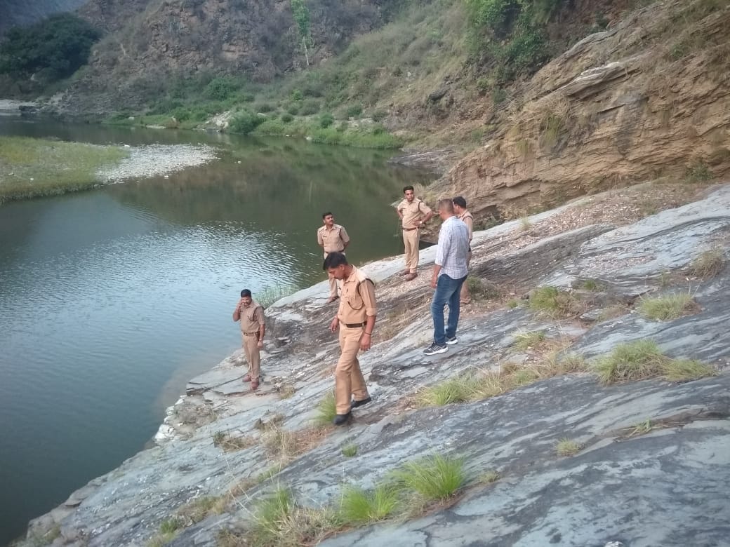 कोसी नदी में डूबा मिला युवक का शव साथ गया ट्रक क्लीनर लापता