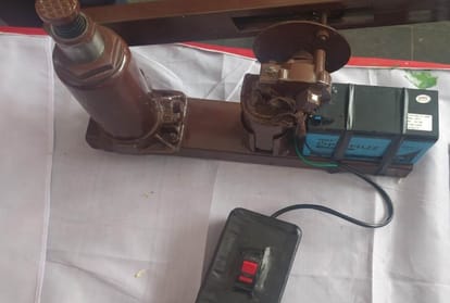 B.Tech students made remote hydraulic Jack