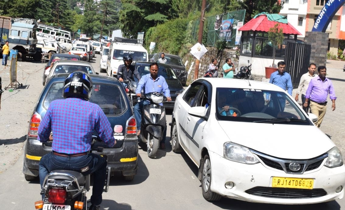 heavy traffic jam in nainital tourist did not get buses
