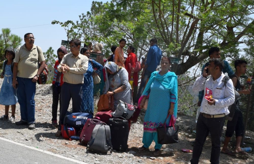 heavy traffic jam in nainital tourist did not get buses