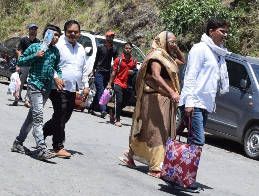 heavy traffic jam in nainital tourist did not get buses