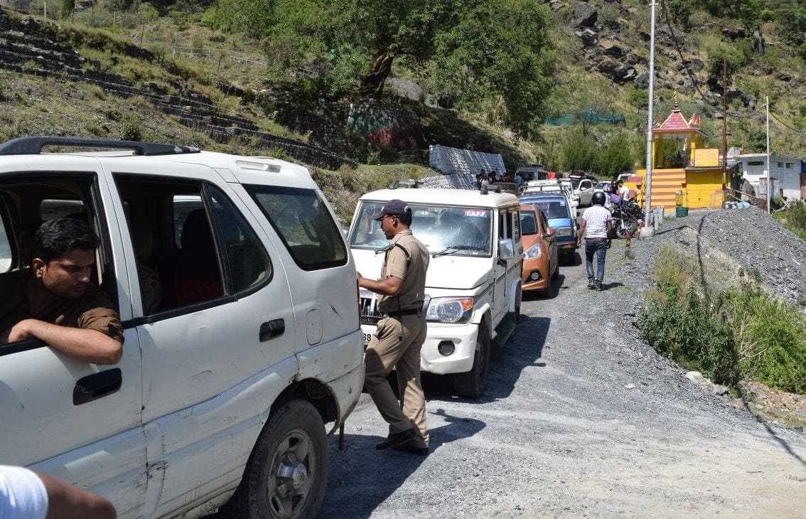 heavy traffic jam in nainital tourist did not get buses