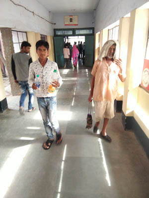 jila hospital me payu se pine ka pani juta rhe timardar