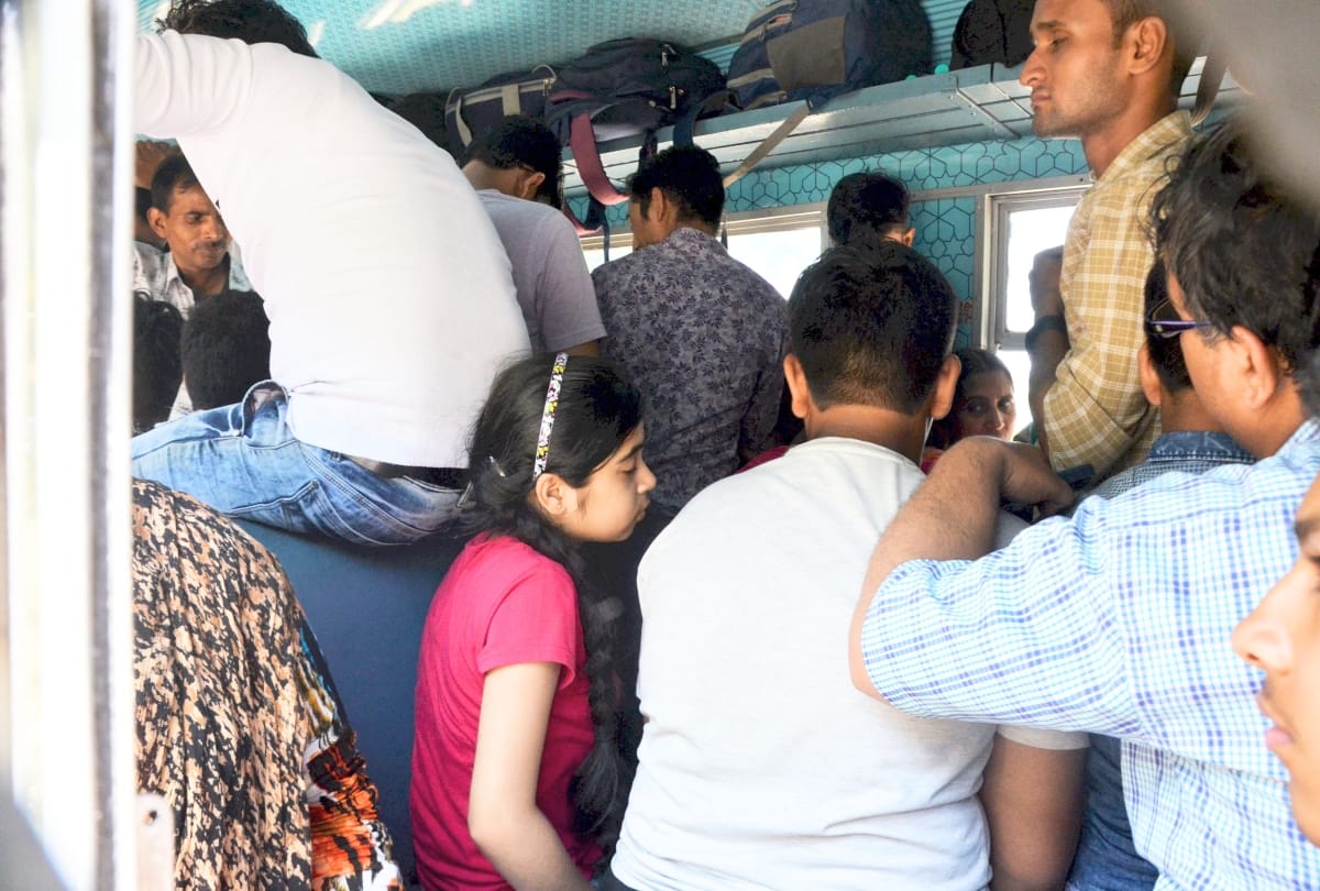 ट्रेनों में अतिरिक्त कोच, वेटिंग टिकट होंगे कन्फर्म