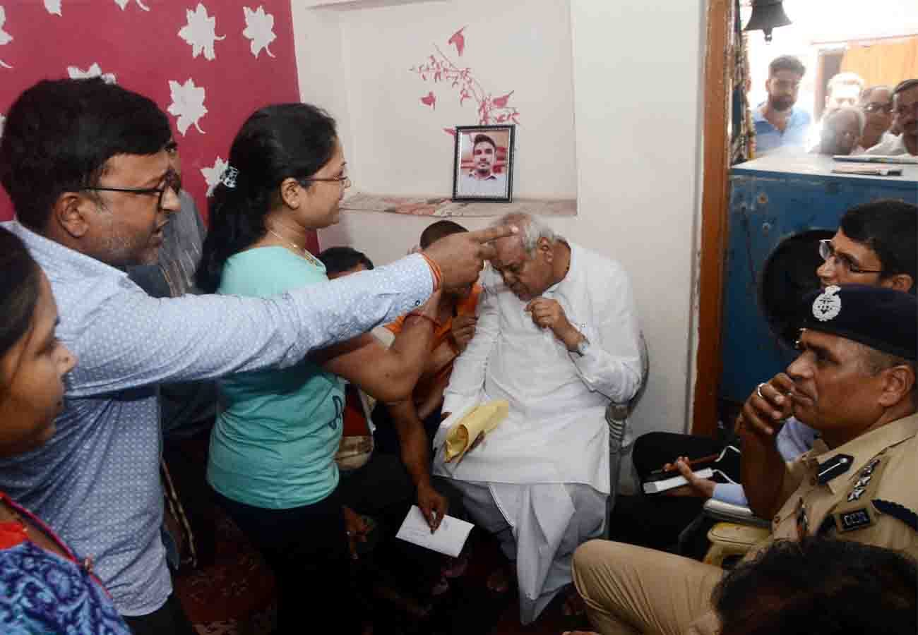 Bajrang Dal activist dies by police jeep in kanpur