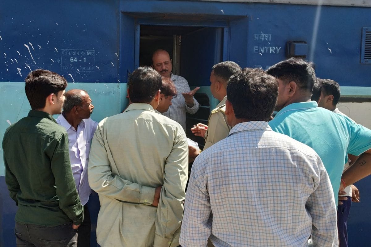 ओखा-गोहाटी एक्सप्रेस का एसी फेल, रेलयात्रियों ने किया हंगामा