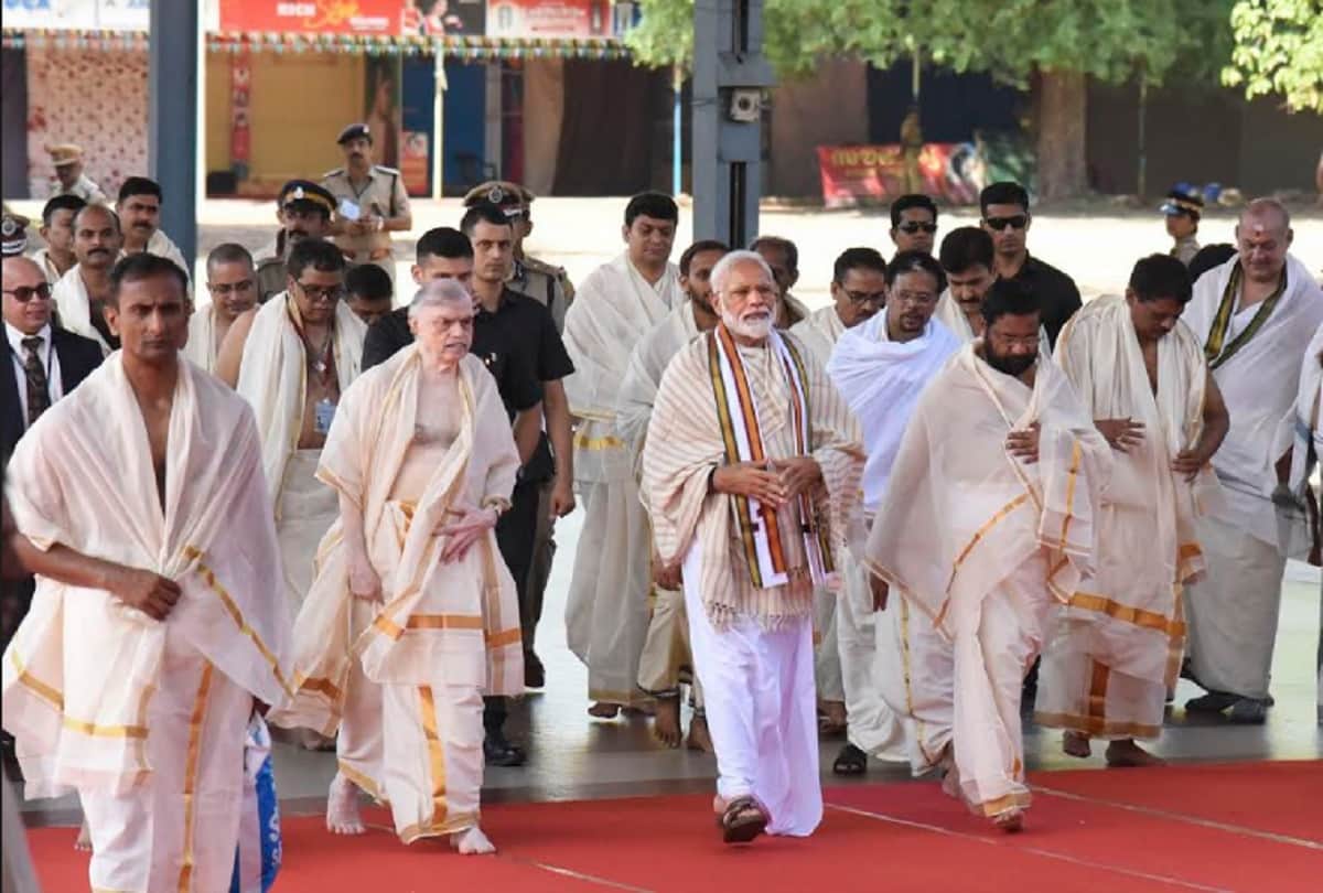 The traditional dress of Kerala worn by PM Narendra Modi at Guruvayur temple