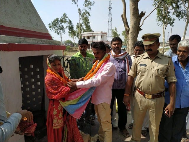 Married woman married in a police station