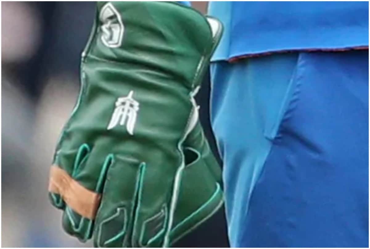 MS Dhoni wons first Tennis Match and Wear Balidan Badge T shirt