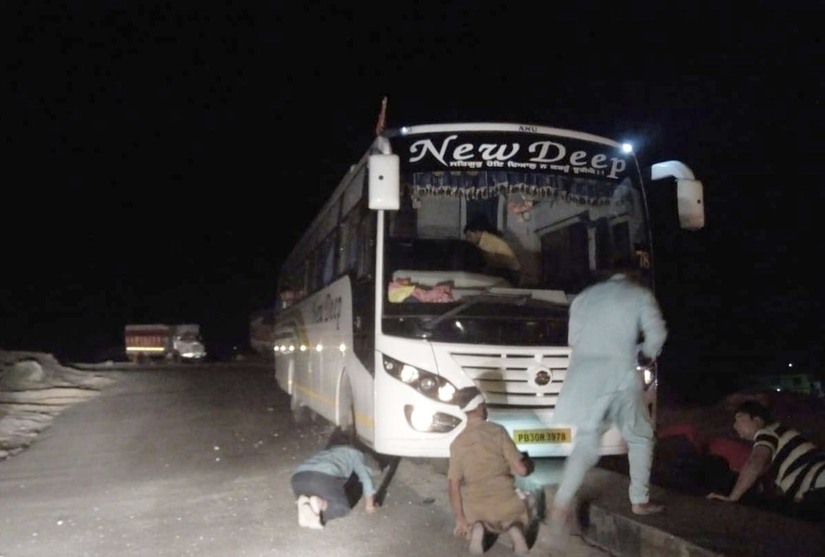 bus hit a divider on chandigarh manali national high way in barmana bilaspur