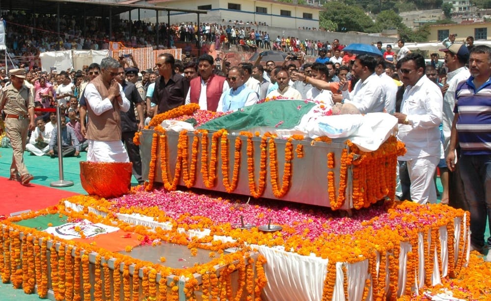 huge public in uttarakhand Finance minister Prakash pant funeral at pithoragarh photos