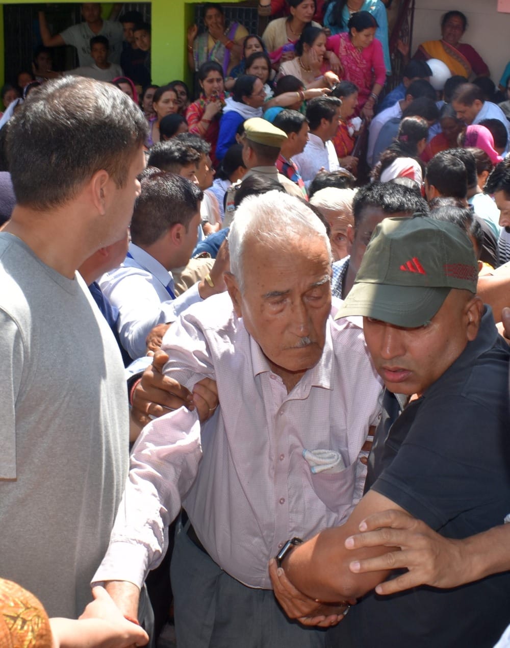 huge public in uttarakhand Finance minister Prakash pant funeral at pithoragarh photos