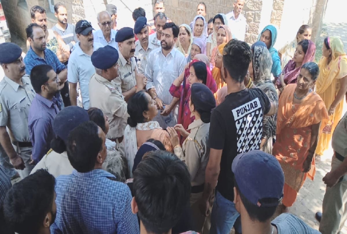 people protested against police in married woman suspicious death in kangra