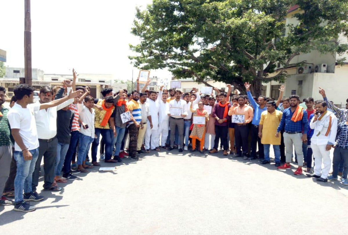 rashtriya bajrang dal protest over aligarh murder case in agra