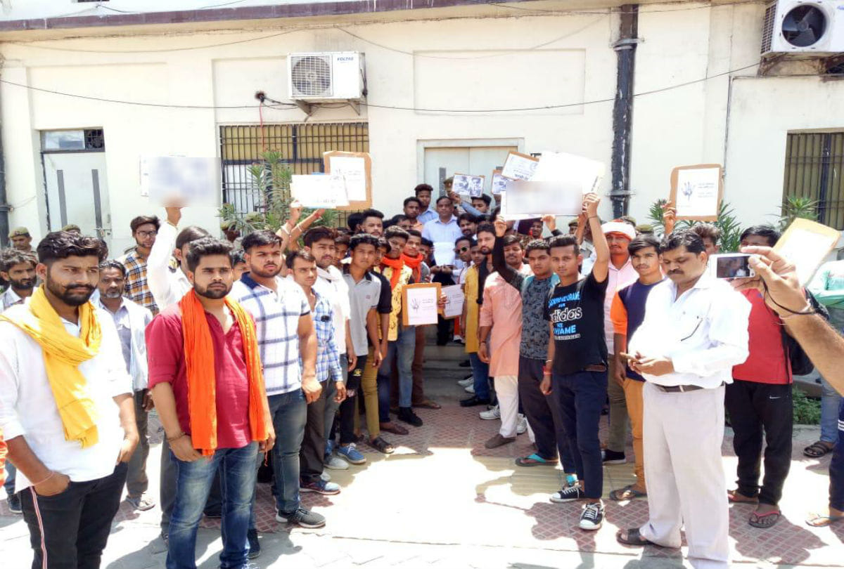 rashtriya bajrang dal protest over aligarh murder case in agra