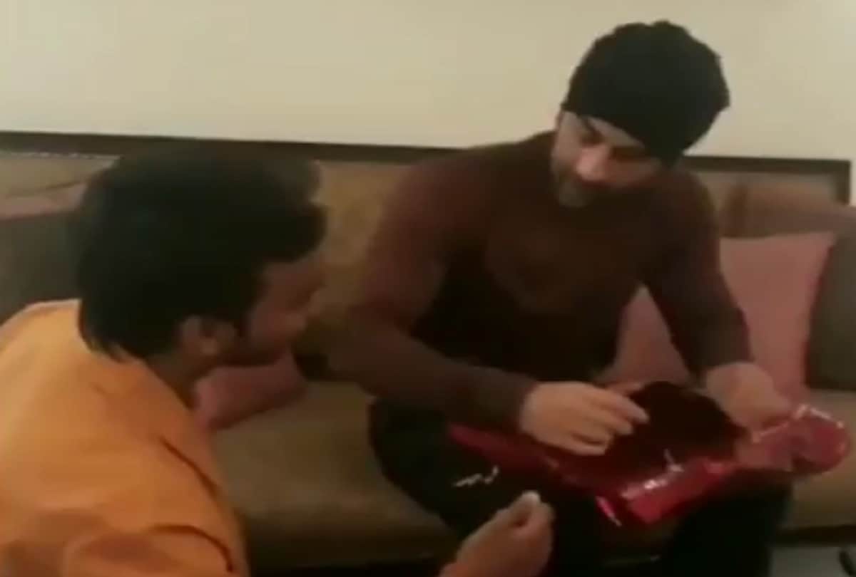 Ranbir Kapoor trolled for Video fan sitting on floor