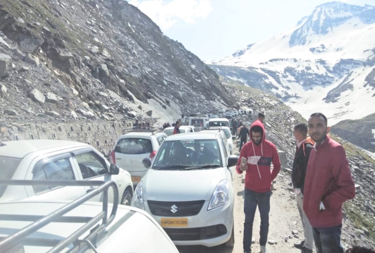Tourists spent the night in vehicles without food and water at rohtang pass