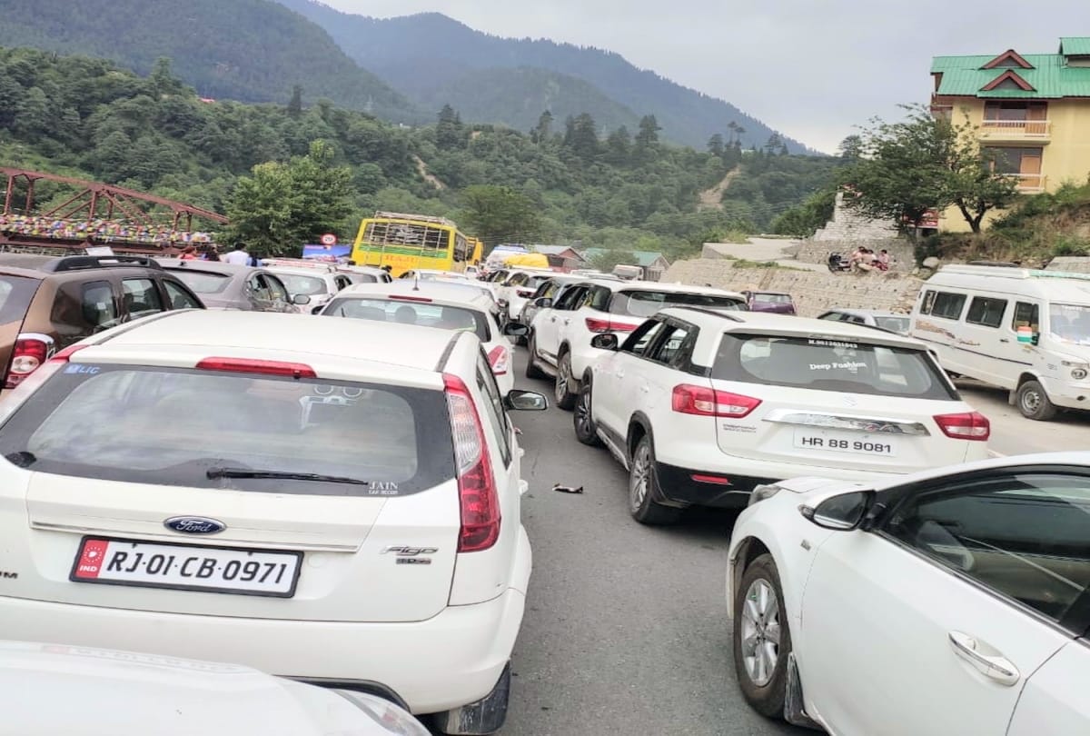 Tourists spent the night in vehicles without food and water at rohtang pass