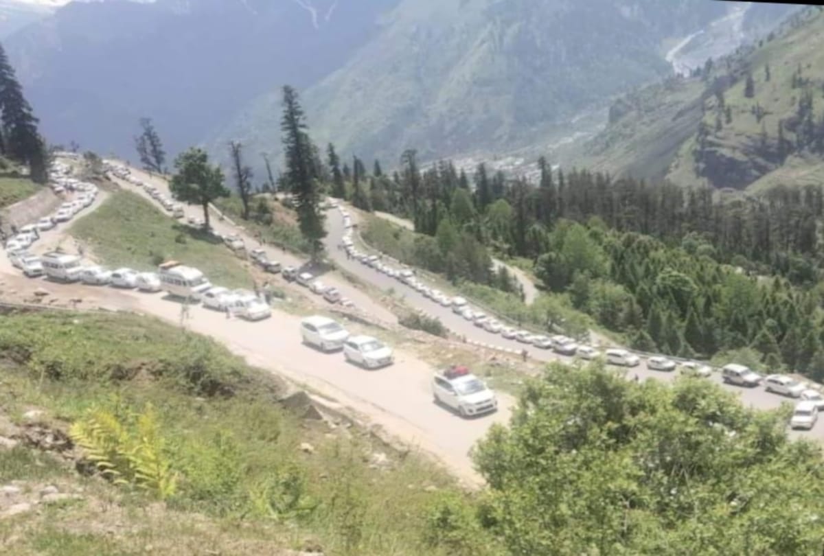 Tourists spent the night in vehicles without food and water at rohtang pass