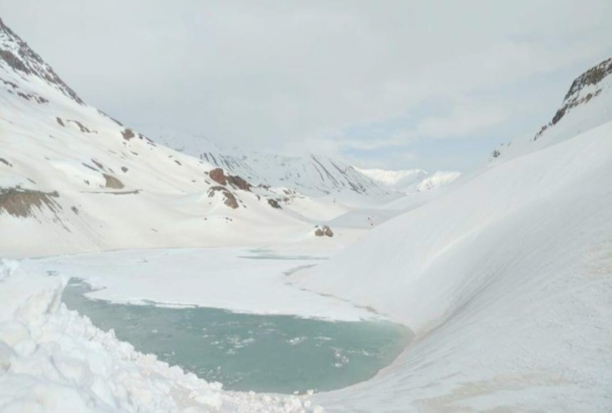 Tourists spent the night in vehicles without food and water at rohtang pass