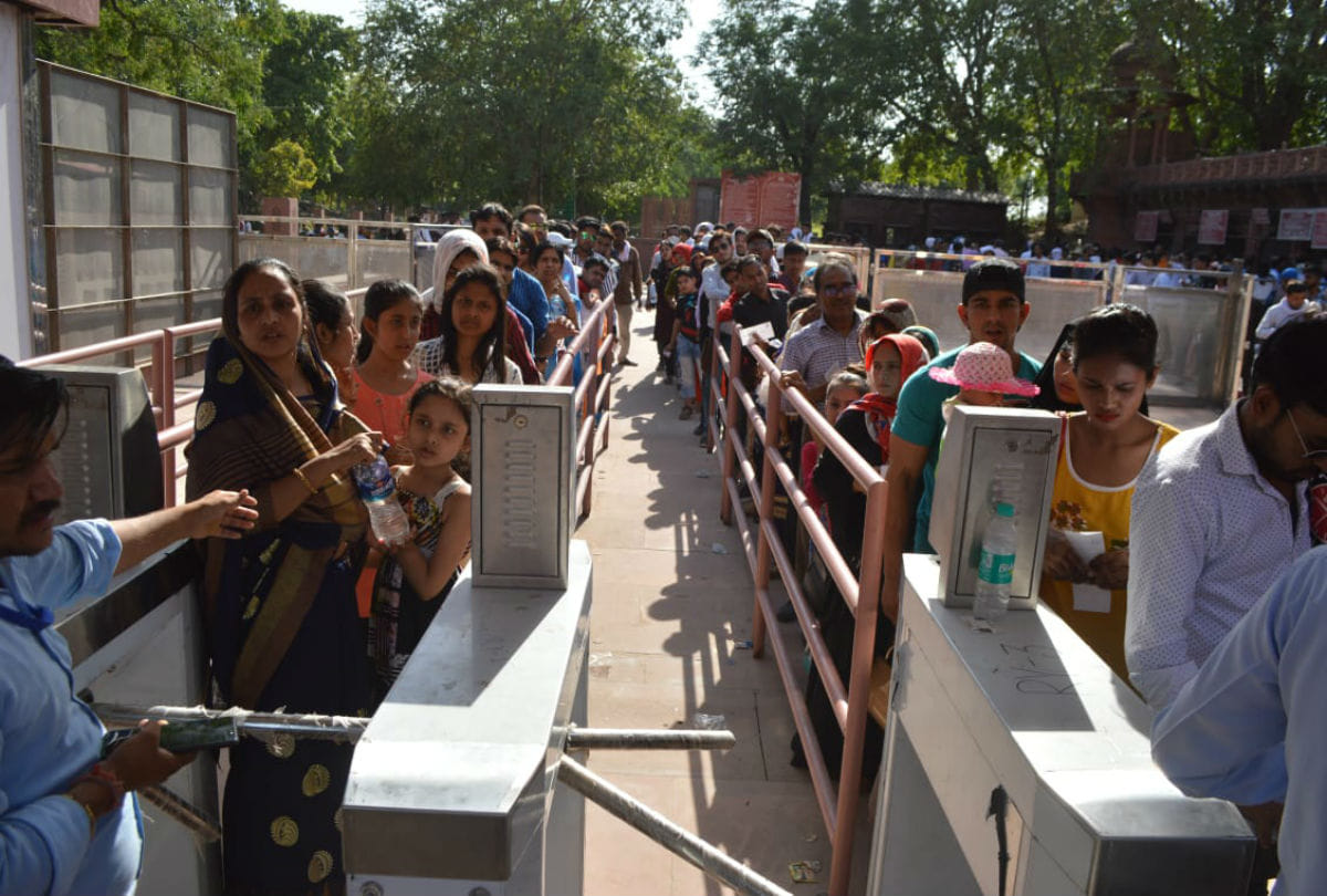 Turnstile gate start at Taj Mahal