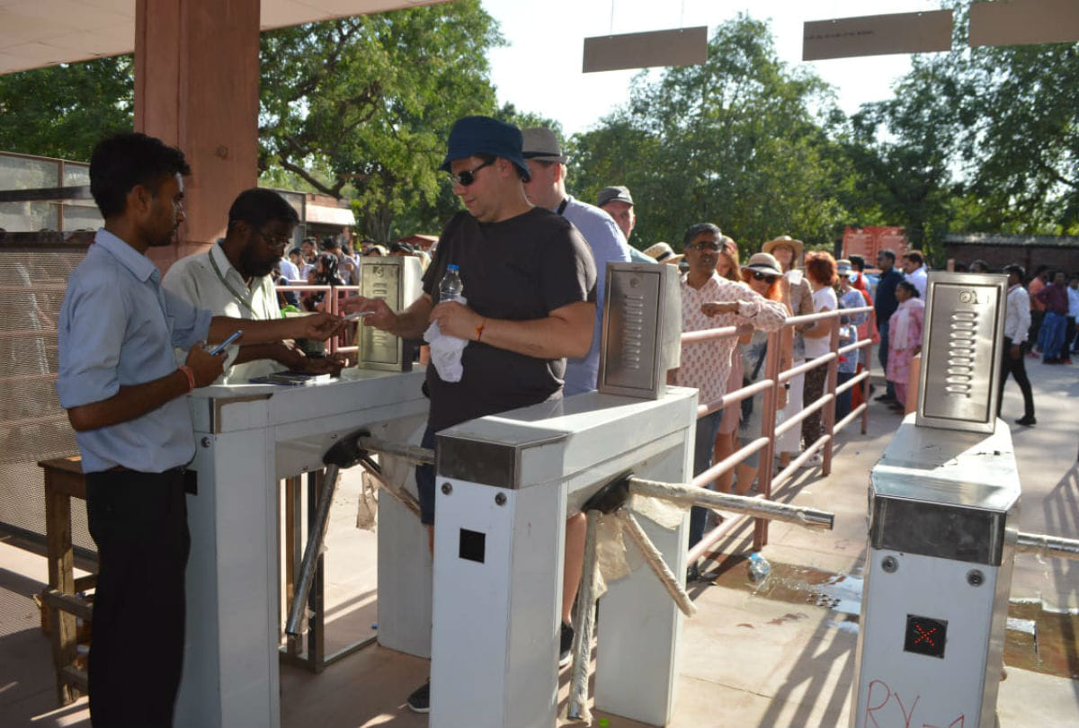 Turn Style Gate Deploy Special Teams till Tourism Season At Tajmahal