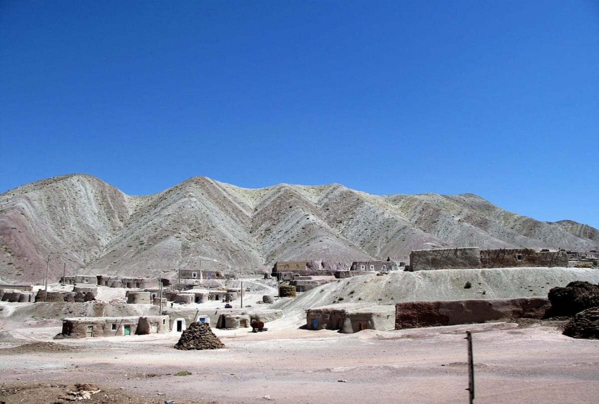 plan a trip to yazd iran with friends to spend best moment of life