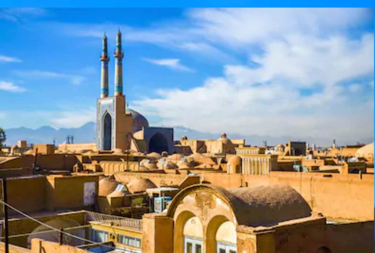plan a trip to yazd iran with friends to spend best moment of life