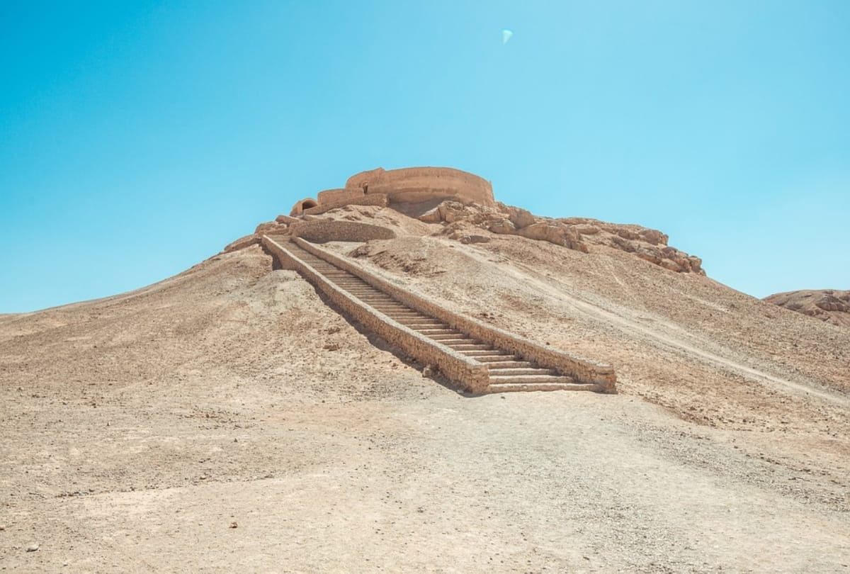 plan a trip to yazd iran with friends to spend best moment of life