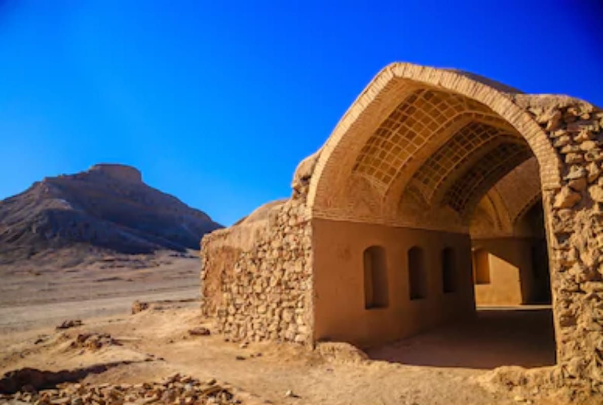 plan a trip to yazd iran with friends to spend best moment of life