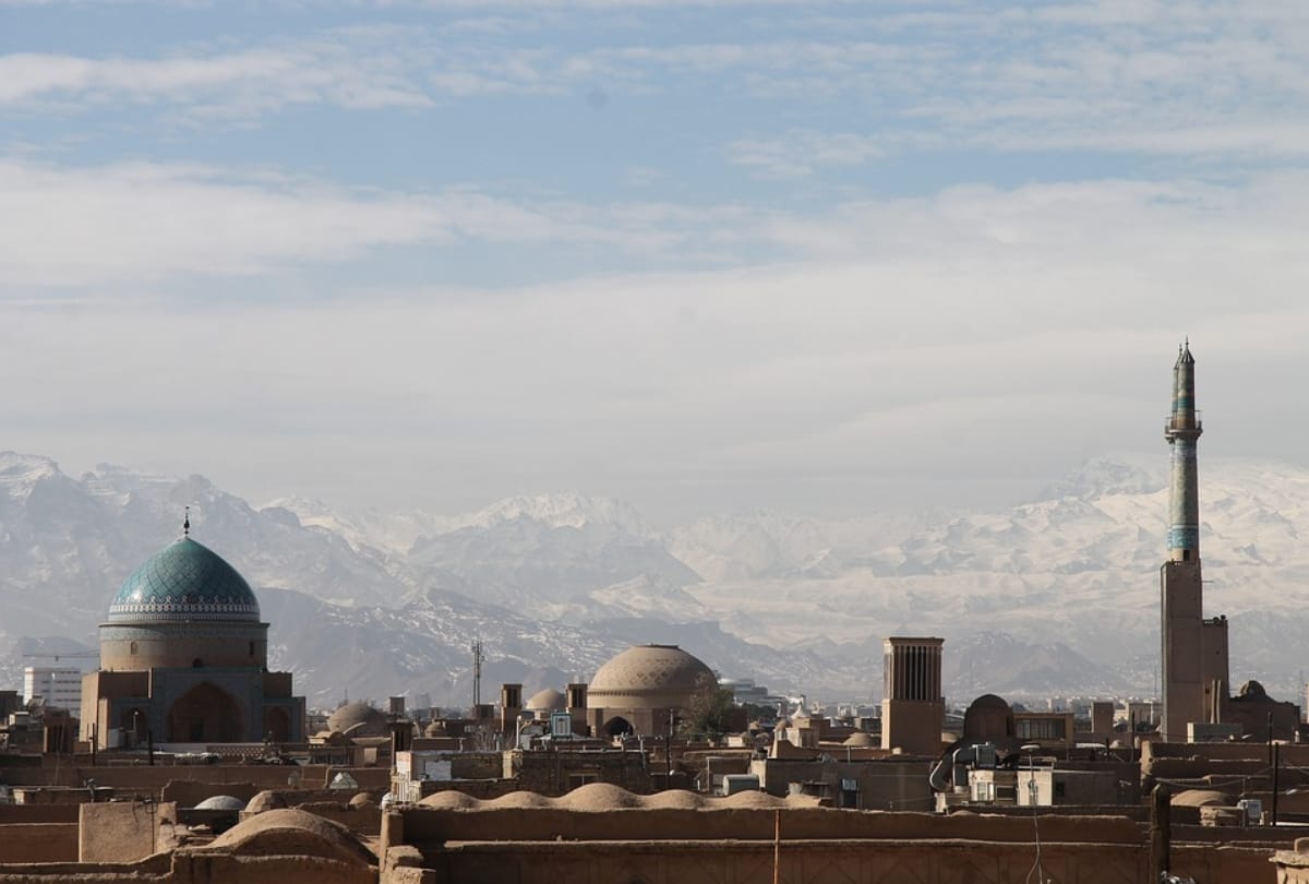 plan a trip to yazd iran with friends to spend best moment of life
