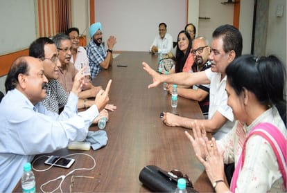 doctors joins amar ujala campaign against jholachap in agra