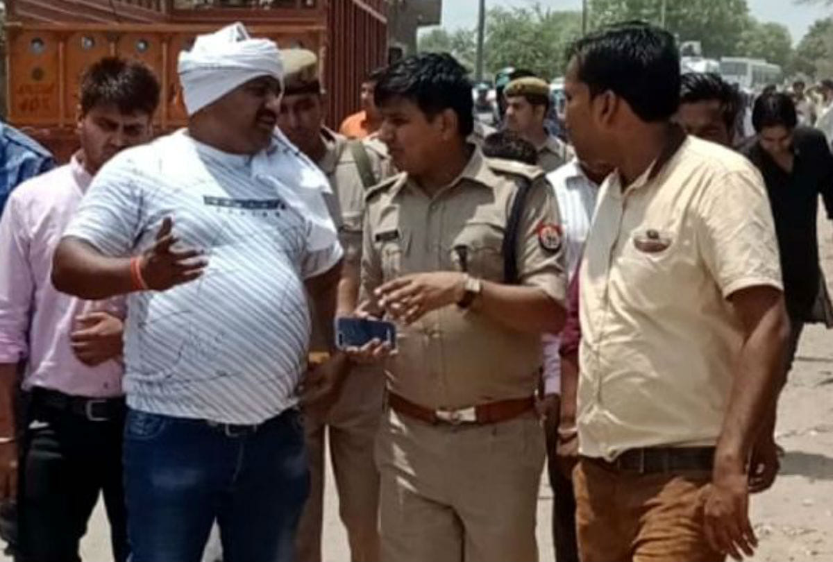 aligarh police stop soron youth at tappal border for protest child murder