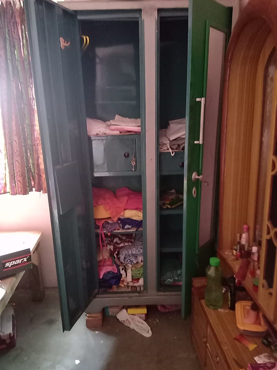 घर था खाली, चोर उठा ले गए नकदी, जेवर और कारतूस